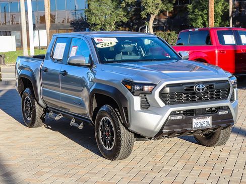 Used 2025 Toyota Tacoma TRD Off-Road image 3