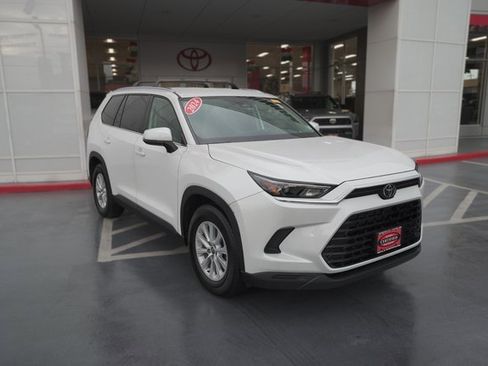 Used 2024 Toyota Grand Highlander XLE image 3