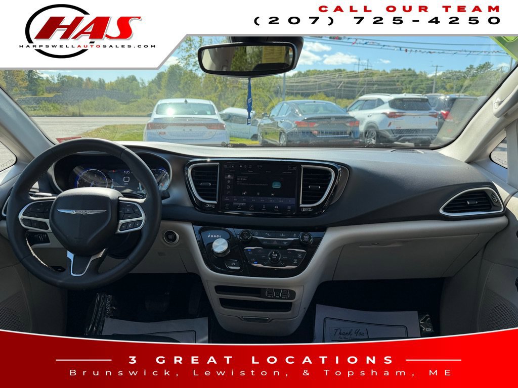 Used 2024 Chrysler Pacifica Touring-L FWD image 16