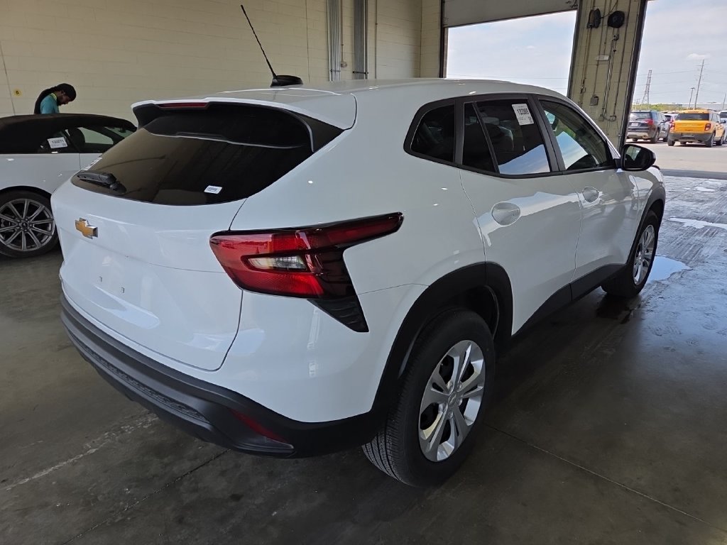 Used 2026 Chevrolet Trax LS FWD image 3