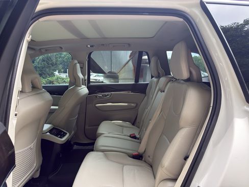 Used 2018 Volvo XC90 T5 Momentum w/ Convenience Package FWD image 6