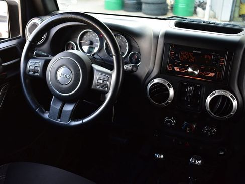 Used 2017 Jeep Wrangler Unlimited Rubicon w/ Connectivity Group AWD/4WD image 25