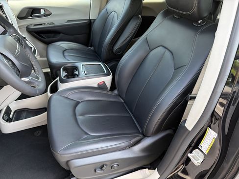 Used 2024 Chrysler Pacifica Touring-L FWD image 16