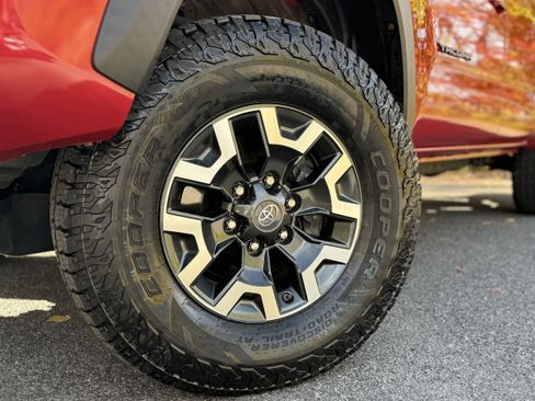 Used 2019 Toyota Tacoma TRD Off-Road image 7