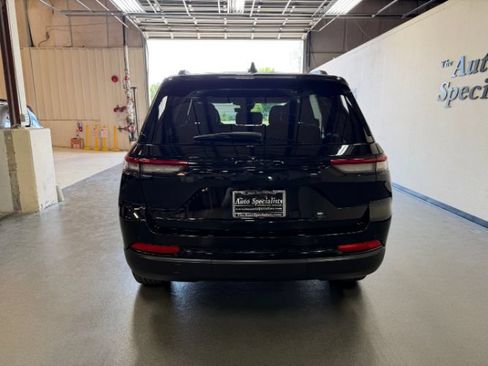 Used 2025 Jeep Grand Cherokee Altitude AWD/4WD image 3