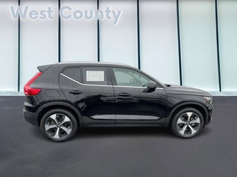 Certified 2025 Volvo XC40 B5 Core image 2