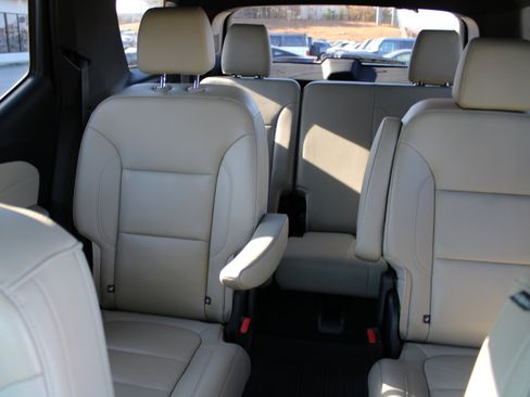 Used 2022 Chevrolet Traverse LT w/ LT Premium Package image 19