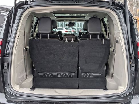 Used 2022 Chrysler Pacifica Limited w/ Uconnect Theater Family Group image 5