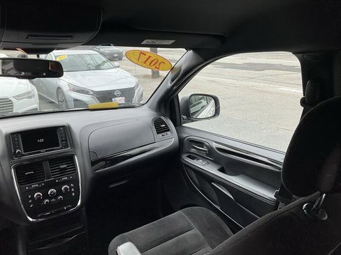 Used 2017 Dodge Grand Caravan SE image 18