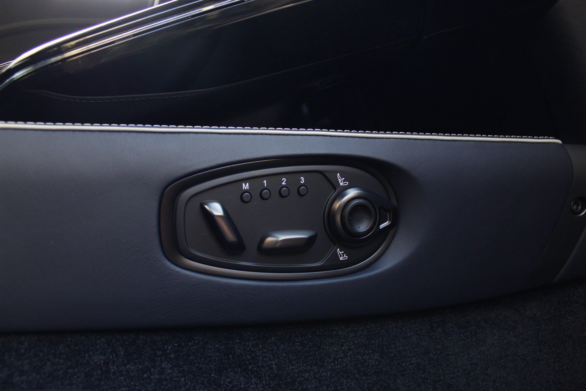 Used 2025 Aston Martin V8 Vantage Coupe RWD image 45