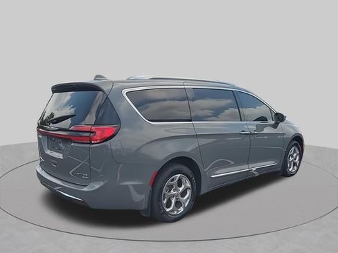 Used 2021 Chrysler Pacifica Limited AWD/4WD image 9