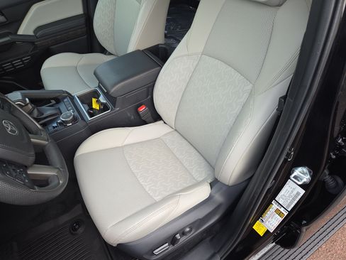 Certified 2025 Toyota Tacoma Limited AWD/4WD image 13