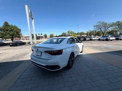 Certified 2024 Volkswagen Jetta SE w/ Panoramic Sunroof Package FWD image 17