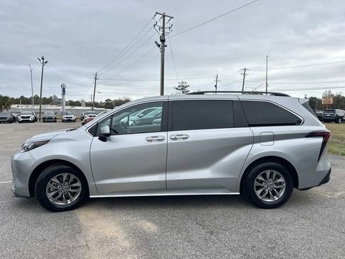 Used 2024 Toyota Sienna XLE image 13