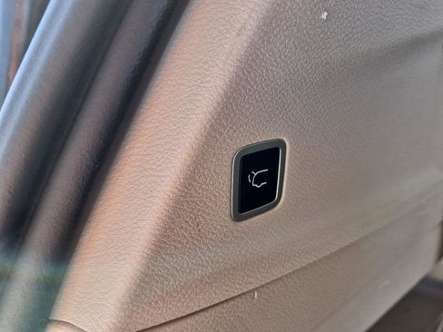 Used 2023 Chrysler Pacifica Touring-L FWD image 11