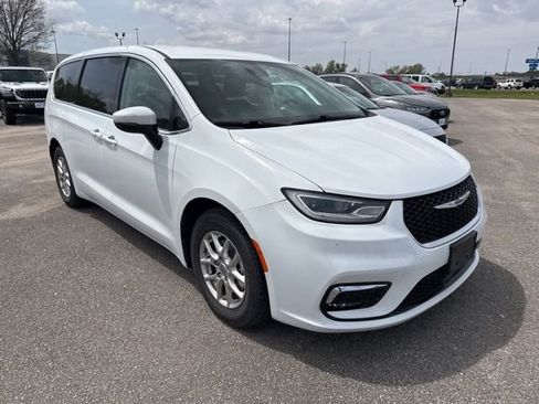 Used 2023 Chrysler Pacifica Touring-L FWD image 5
