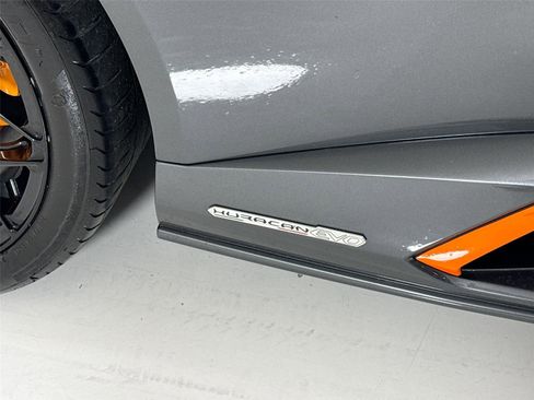 Used 2020 Lamborghini Huracan EVO image 28