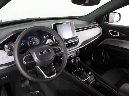 Used 2025 Jeep Compass Latitude AWD/4WD image 24