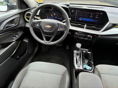 Used 2024 Chevrolet Trax LT FWD image 10