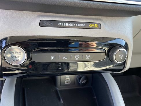 Used 2025 Ford Escape Platinum w/ Premium Technology Package image 19