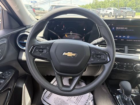 Used 2025 Chevrolet Trax LT FWD image 24