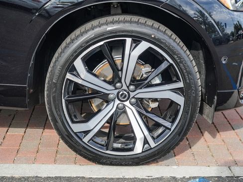 Used 2024 Volvo XC60 B5 Ultimate w/ Protection Package Premier AWD/4WD image 12