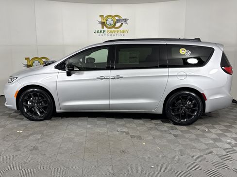New 2026 Chrysler Pacifica Select w/ S Appearance Package image 4