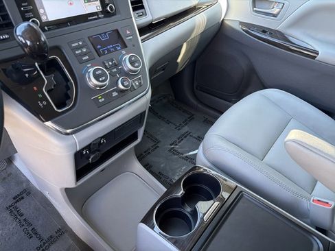 Used 2018 Toyota Sienna XLE image 21