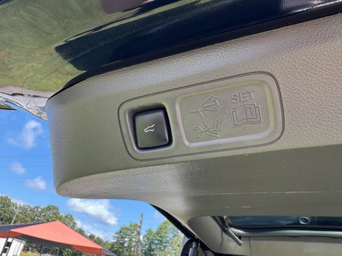 Used 2019 Ford Expedition Limited w/ Equipment Group 301A RWD image 18