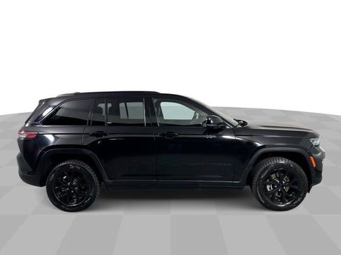 Used 2024 Jeep Grand Cherokee Altitude AWD/4WD image 9