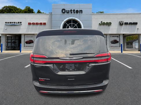 Certified 2023 Chrysler Pacifica Touring-L FWD image 5