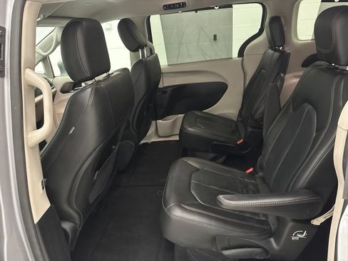 Used 2020 Chrysler Pacifica Touring-L FWD image 43