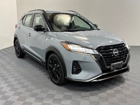 Used 2022 Nissan Kicks SR w/ Premium Package FWD image 3