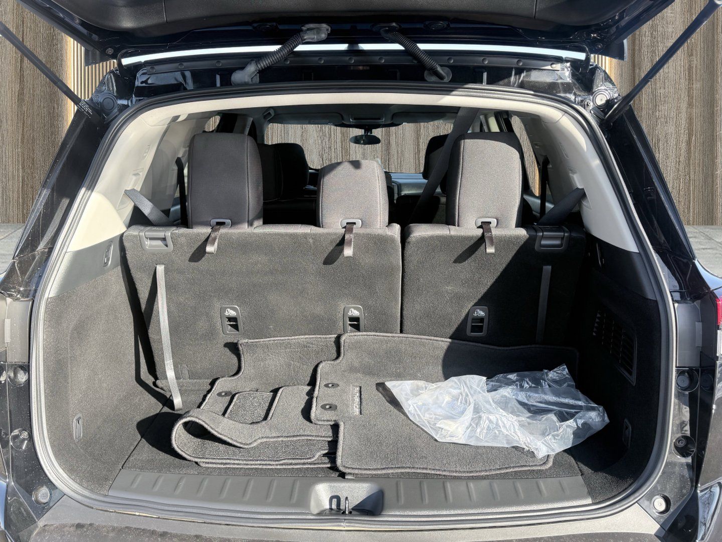 Used 2025 Nissan Pathfinder S AWD/4WD image 11