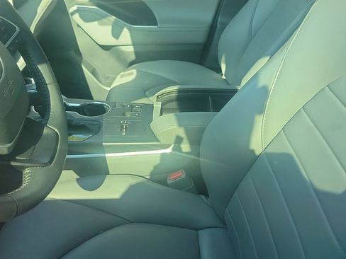 Used 2023 Toyota Highlander XLE image 5