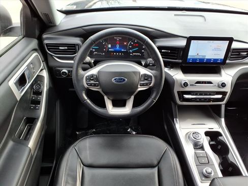 Used 2022 Ford Explorer XLT w/ Equipment Group 202A image 7