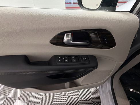 Used 2024 Chrysler Pacifica Limited image 15