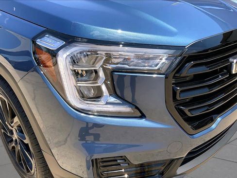 Used 2024 GMC Terrain SLE w/ Driver Convenience Package FWD image 28