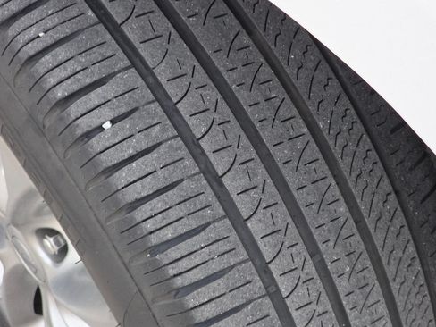 Used 2023 Chrysler Pacifica Touring-L AWD/4WD image 4