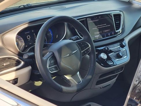 Used 2022 Chrysler Pacifica Touring-L image 16