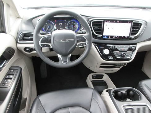 Used 2023 Chrysler Pacifica Touring-L image 13