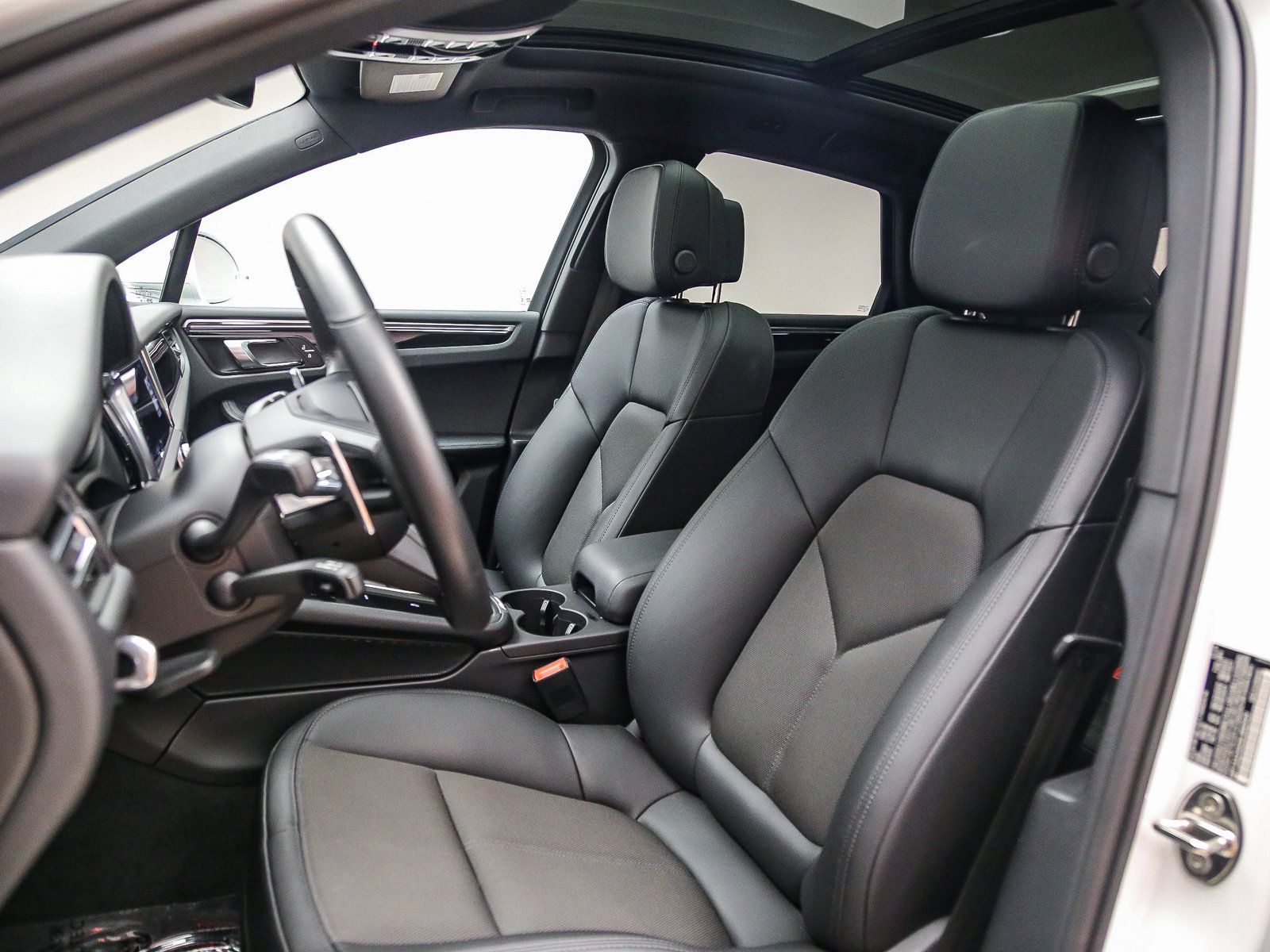 Certified 2025 Porsche Macan AWD/4WD image 4