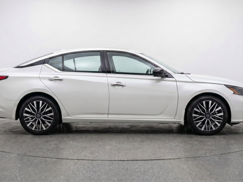 Used 2025 Nissan Altima 2.5 SV FWD image 11