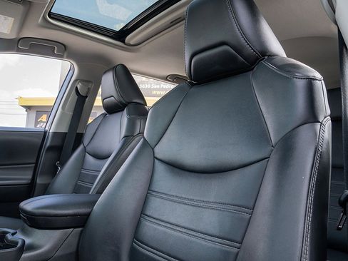 Used 2021 Toyota RAV4 XLE Premium image 25