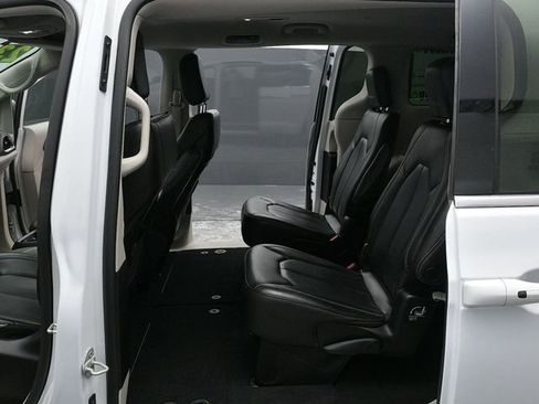 Used 2023 Chrysler Pacifica Touring-L image 13