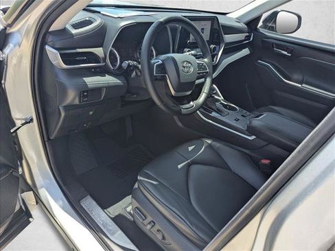 Used 2023 Toyota Highlander XLE FWD image 10