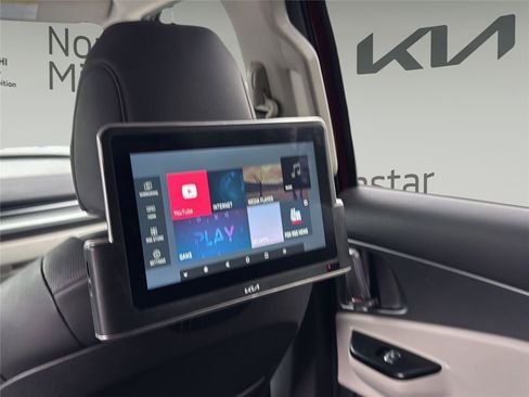 Used 2022 Kia Carnival LX FWD image 18