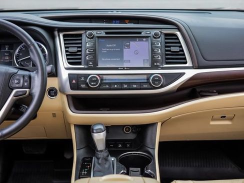 Used 2015 Toyota Highlander Limited Platinum AWD/4WD image 25