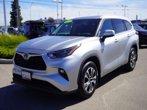 Used 2022 Toyota Highlander XLE image 5
