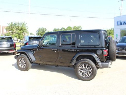 Used 2025 Jeep Wrangler Unlimited Sahara AWD/4WD image 3